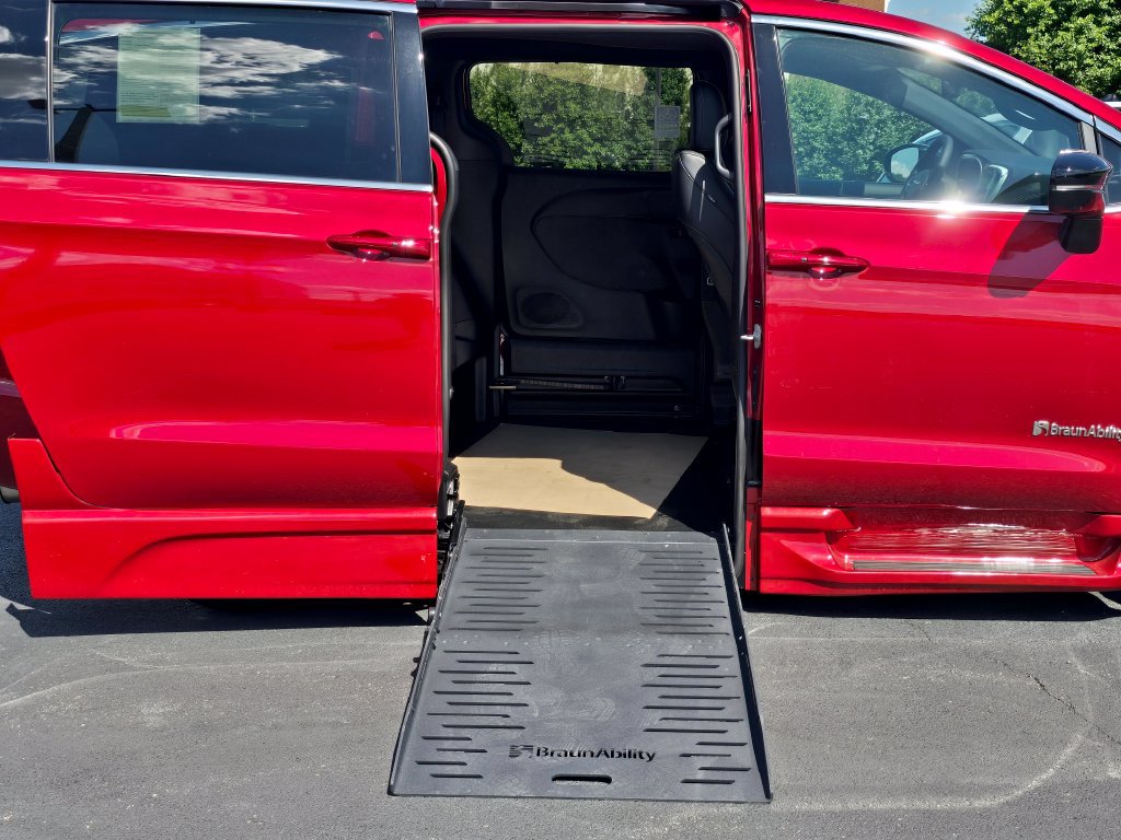 Used 2026 Chrysler Pacifica Select FWD image 15