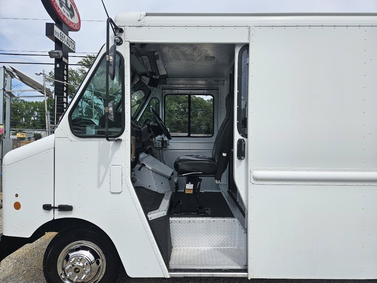 Used 2015 Ford E-350 and Econoline 350 Super Duty w/ A/C Prep Package RWD image 9