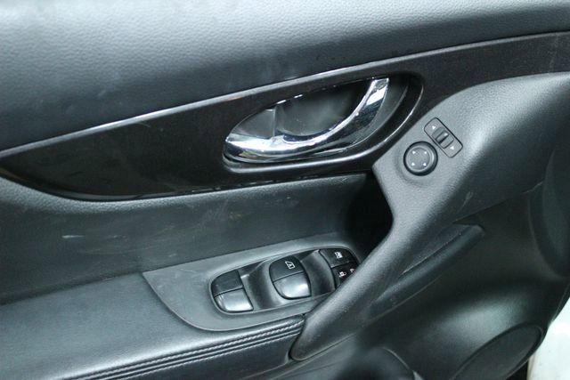 Used 2018 Nissan Rogue SV image 11