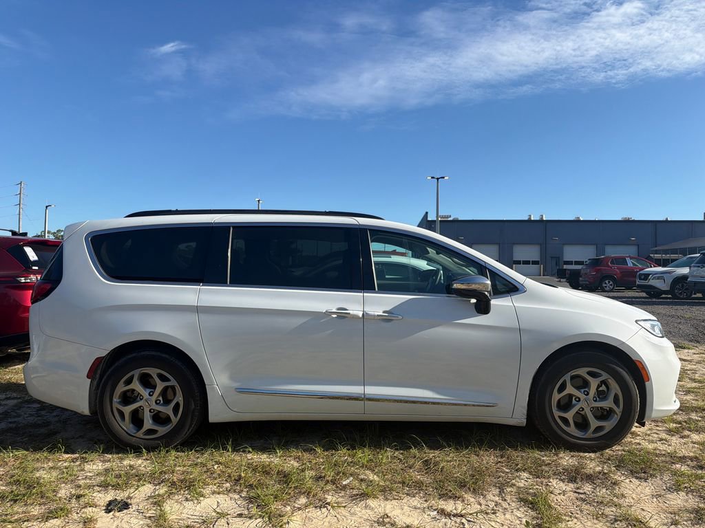 Used 2023 Chrysler Pacifica Limited FWD image 4