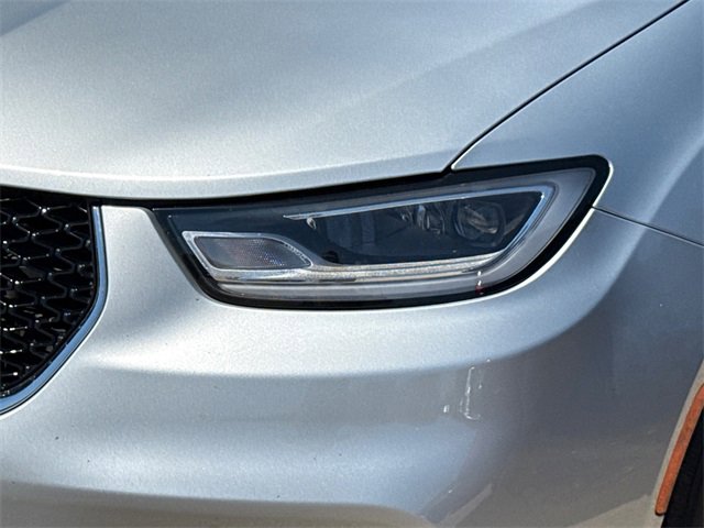 Used 2023 Chrysler Pacifica Touring-L image 4