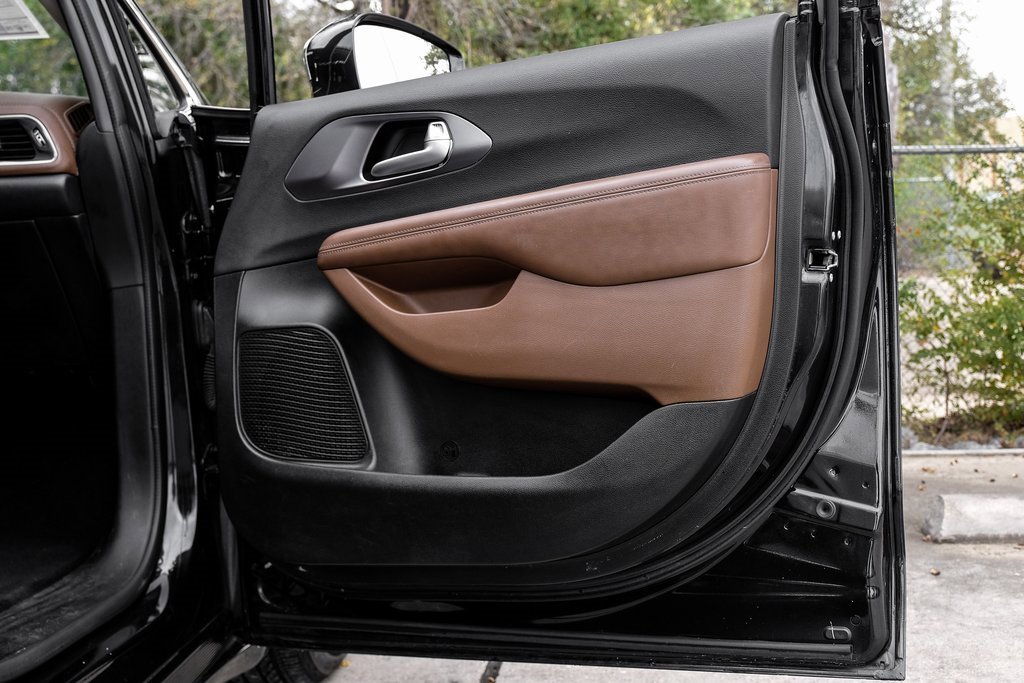 Used 2018 Chrysler Pacifica Limited image 61