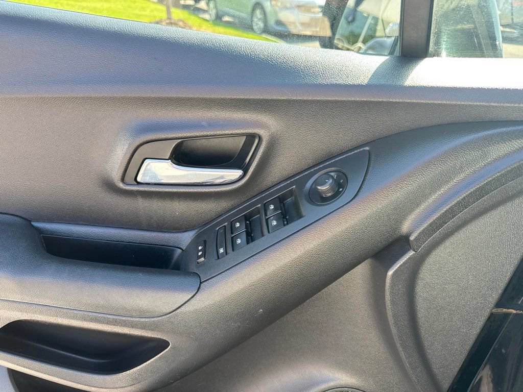 Used 2018 Chevrolet Trax LT w/ Redline Edition FWD image 11