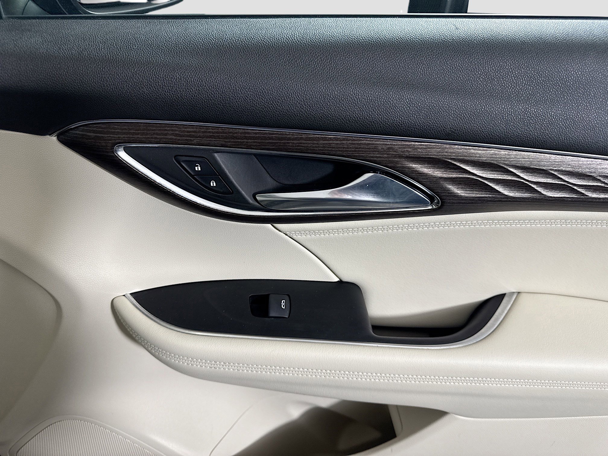 Used 2023 Buick Envision Avenir image 31