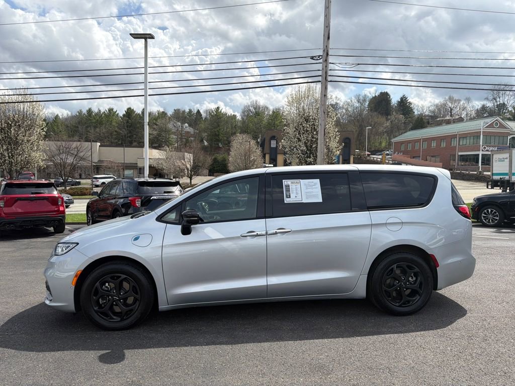 Used 2023 Chrysler Pacifica Limited w/ S Appearance Package image 4