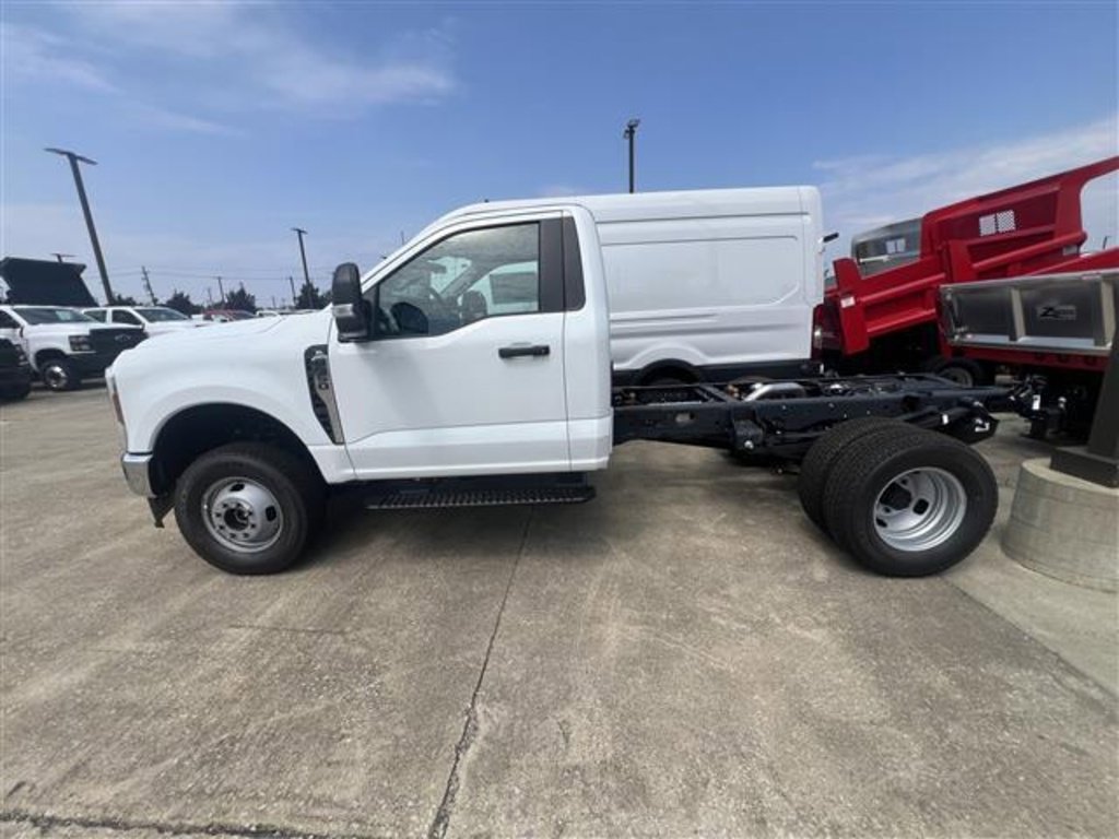 New 2025 Ford F350 XL w/ XL Chrome Package image 4