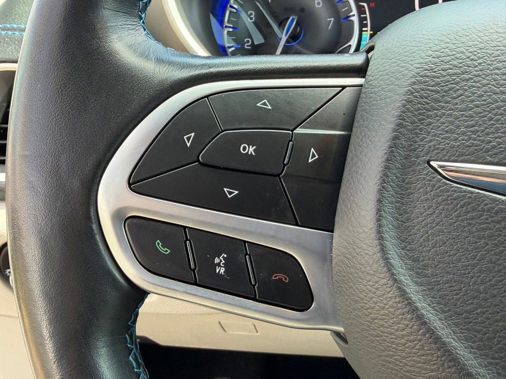 Used 2021 Chrysler Pacifica Touring-L w/ Uconnect Theater Family Group image 25