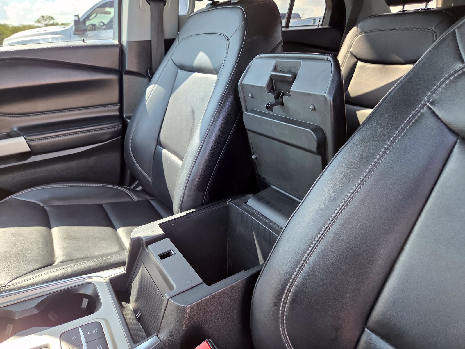 Used 2023 Ford Explorer XLT w/ Equipment Group 202A RWD image 31