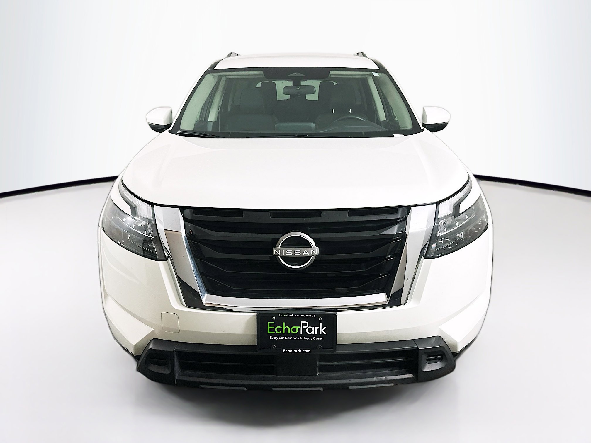 Used 2025 Nissan Pathfinder SV image 2