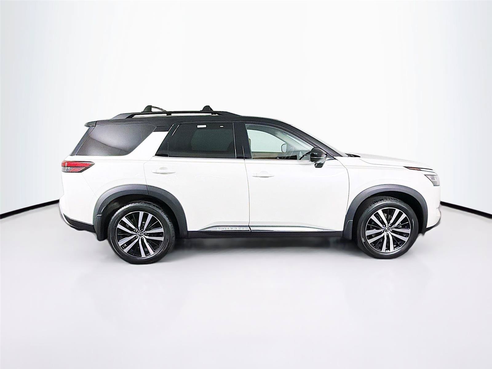 Used 2023 Nissan Pathfinder Platinum AWD/4WD image 12