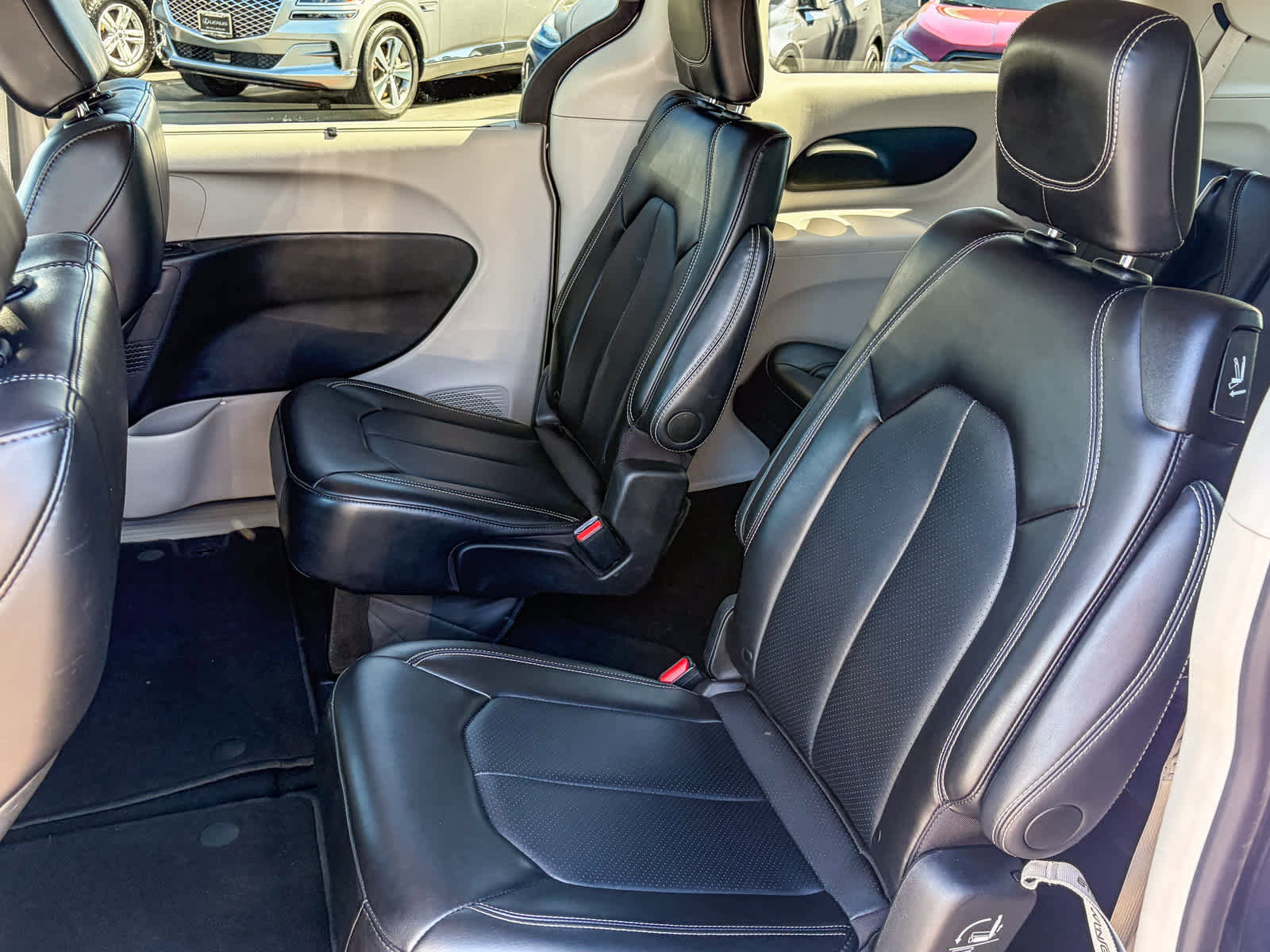 Used 2024 Chrysler Pacifica Touring-L image 17