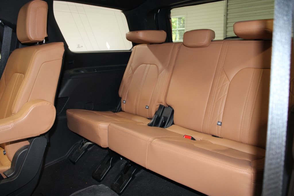 Used 2024 Ford Expedition Platinum image 18