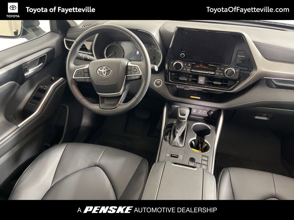 Certified 2025 Toyota Highlander XLE image 5