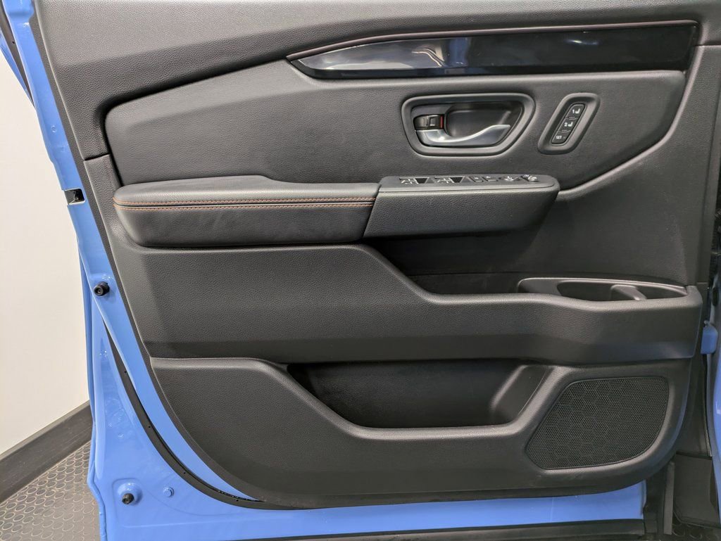 Used 2025 Honda Pilot TrailSport image 8