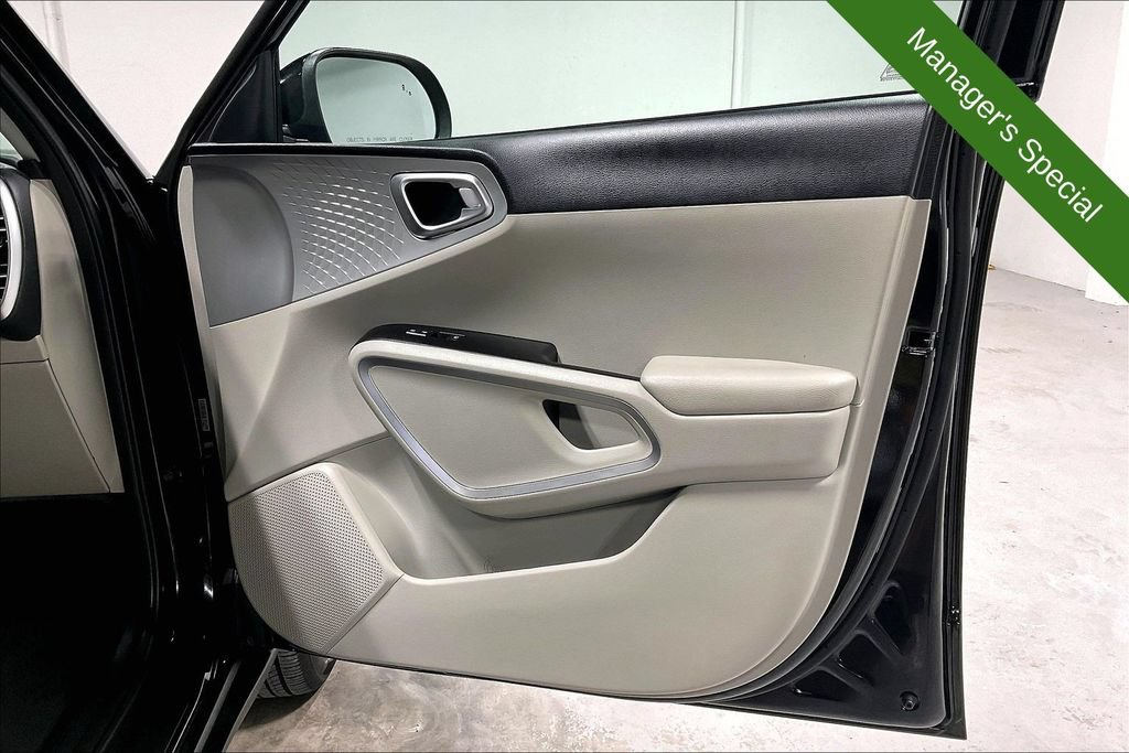 Used 2025 Kia Soul LX w/ LX Technology Package FWD image 22