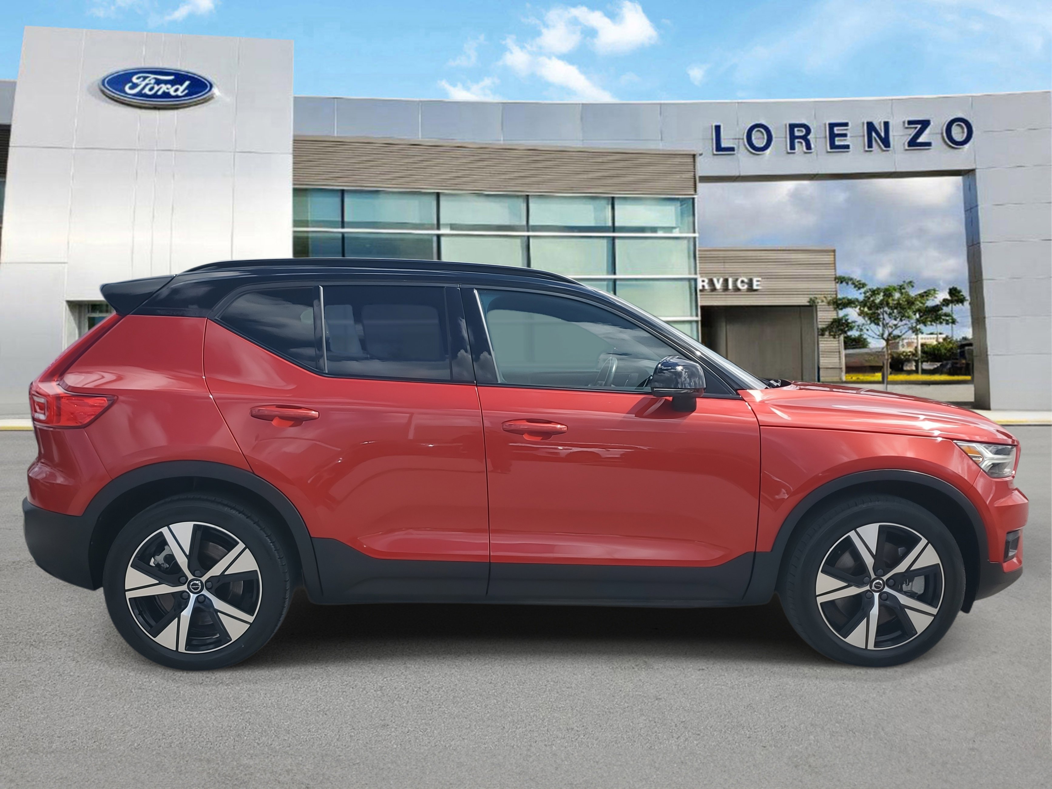 Used 2021 Volvo XC40 P8 Recharge w/ Advanced Package image 4