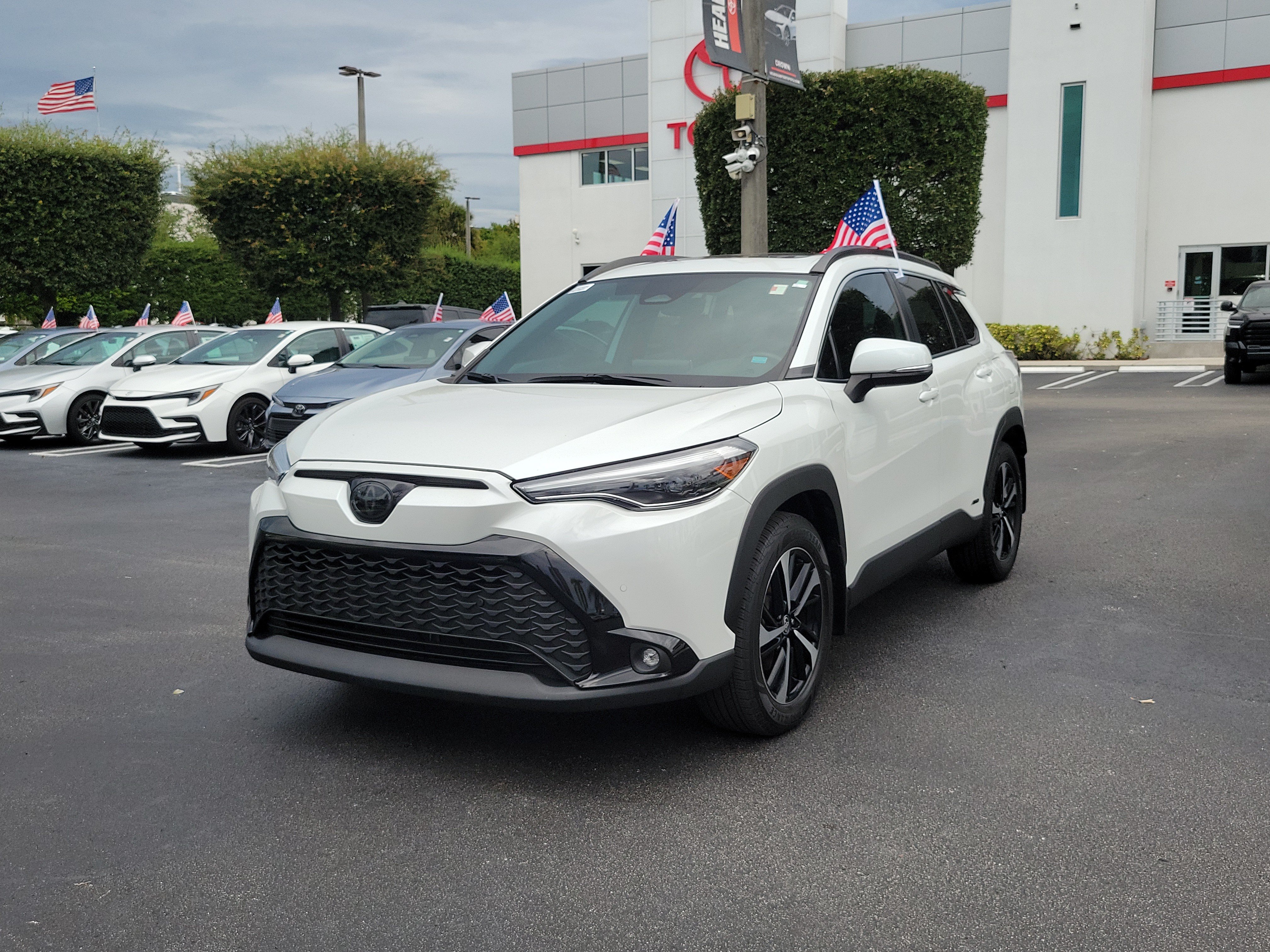 Used 2024 Toyota Corolla Cross AWD Hybrid w/ Convenience Package image 5
