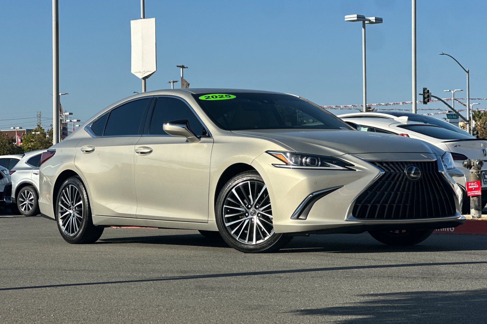 Used 2025 Lexus ES 350 w/ Premium Package FWD image 2