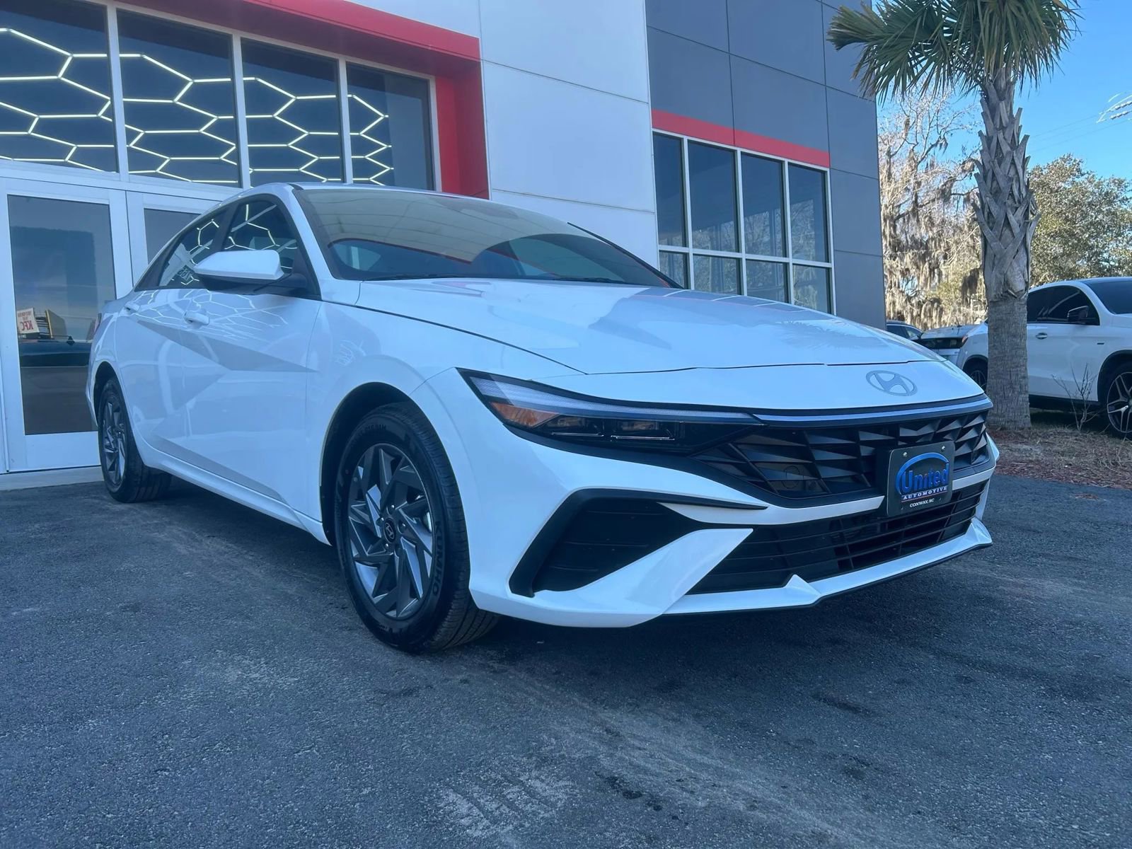 Used 2026 Hyundai Elantra Blue HEV 4D Sedan at image 3