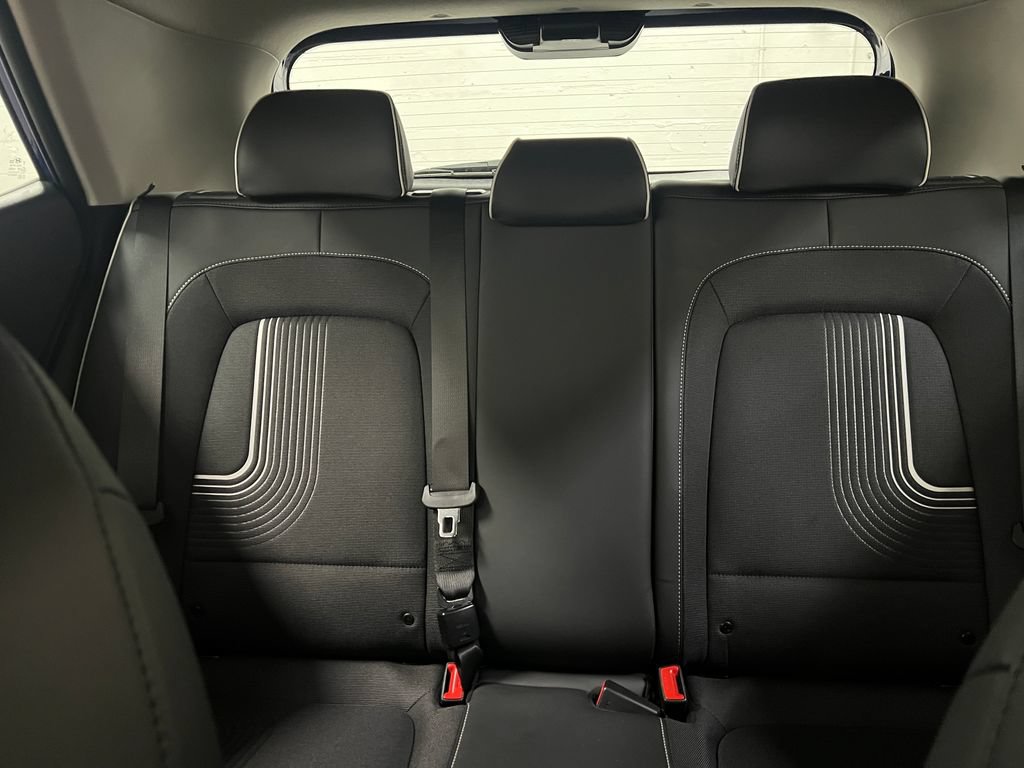 Used 2025 Hyundai Venue Limited FWD image 27