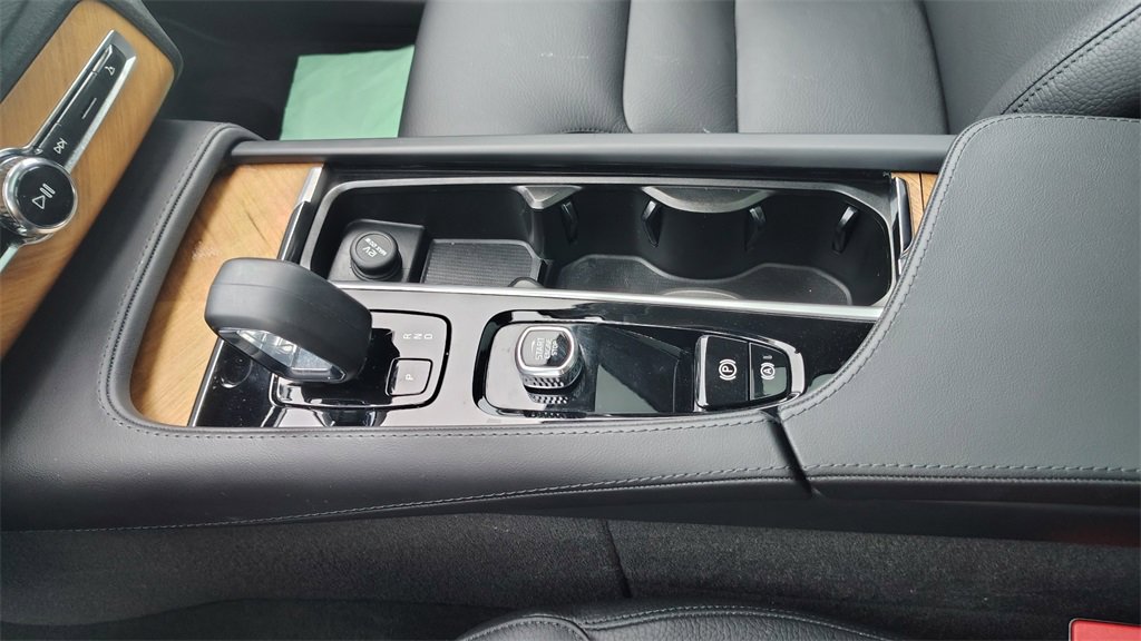 Certified 2024 Volvo XC90 T8 Plus image 21