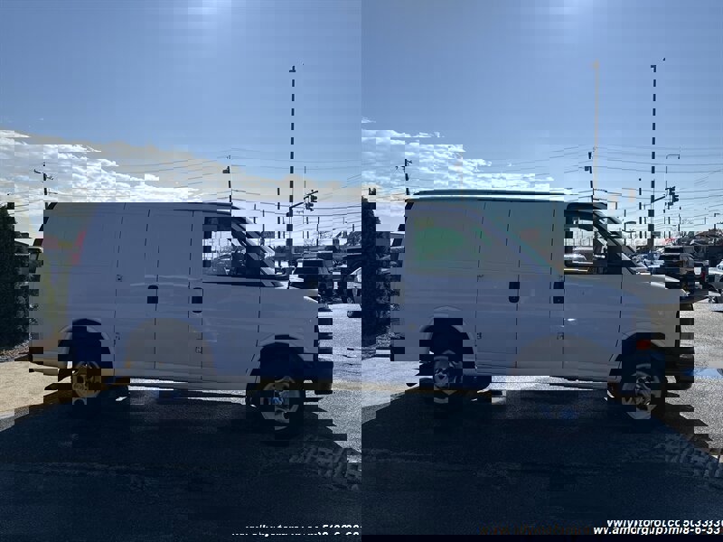 Used 2011 Chevrolet Express 2500 image 4