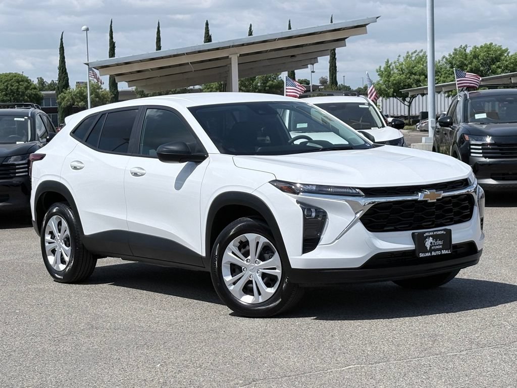 Used 2025 Chevrolet Trax LS FWD image 2