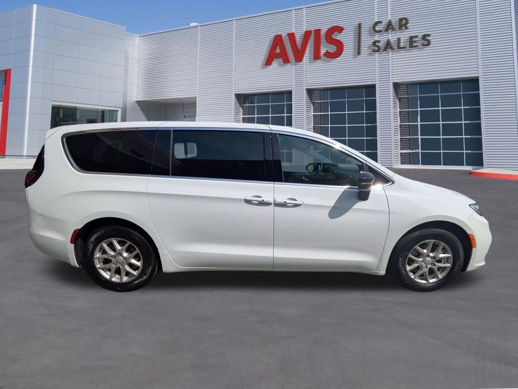 Used 2025 Chrysler Pacifica Select image 5
