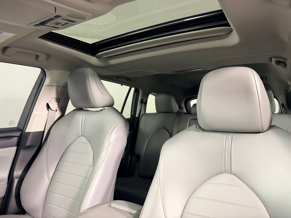 Used 2022 Toyota Highlander XLE FWD image 24