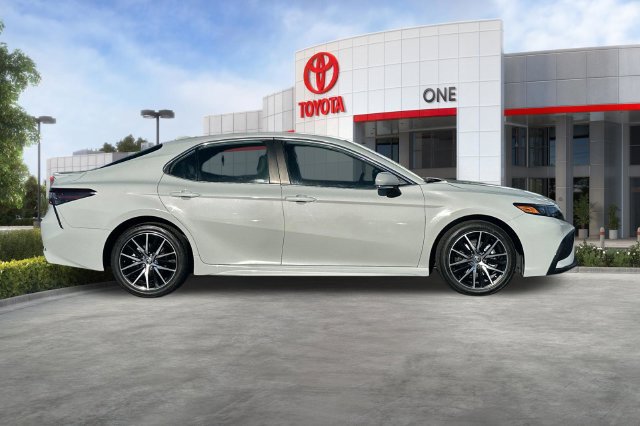 Used 2024 Toyota Camry SE FWD image 3