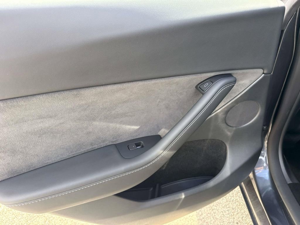 Used 2024 Tesla Model Y Long Range AWD/4WD image 9