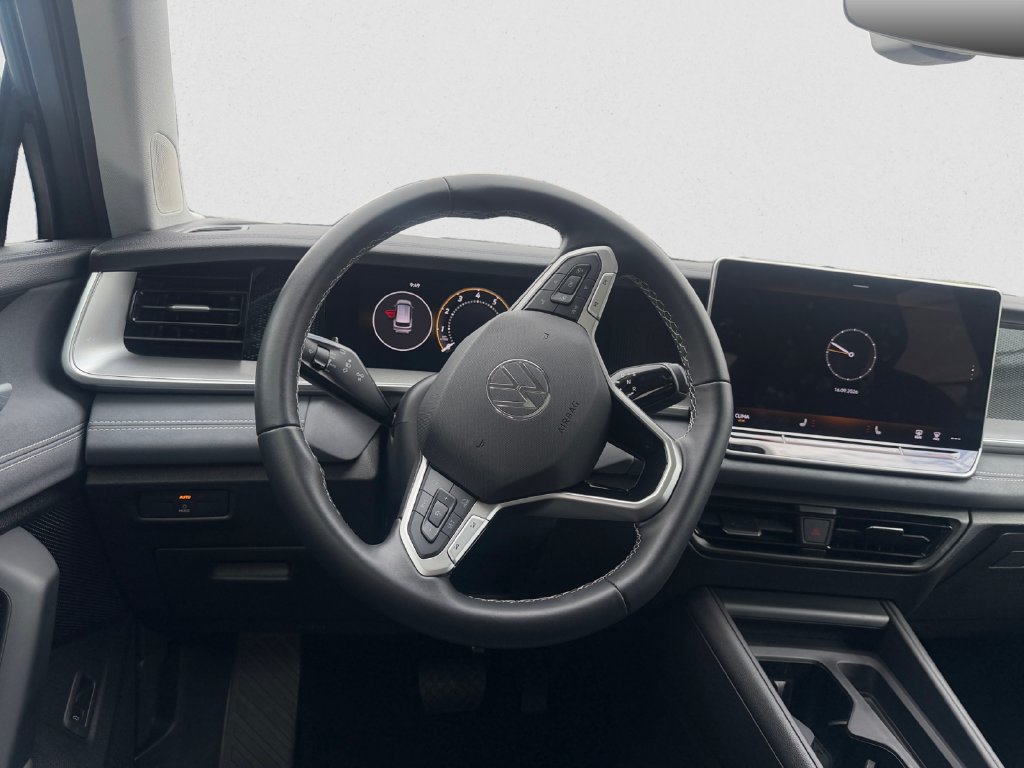 Used 2025 Volkswagen Tiguan SE AWD/4WD image 12