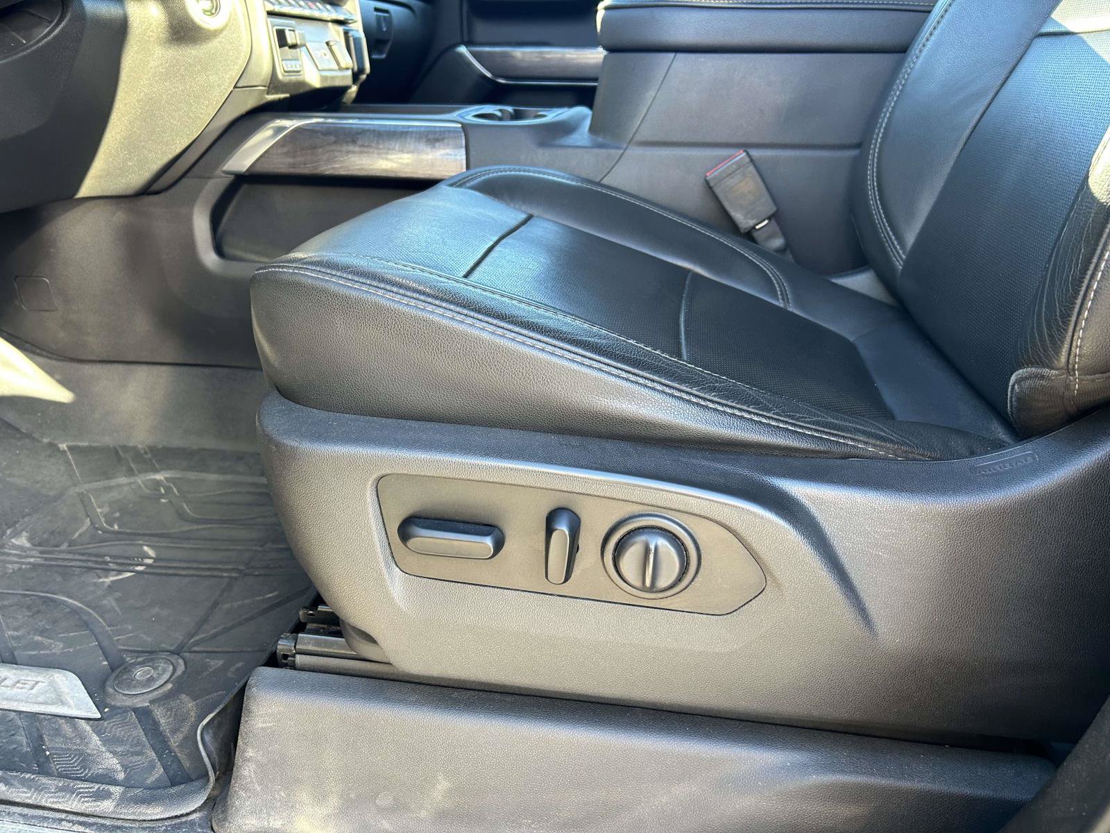 Used 2019 Chevrolet Silverado 1500 LTZ w/ LTZ Plus Package AWD/4WD image 18