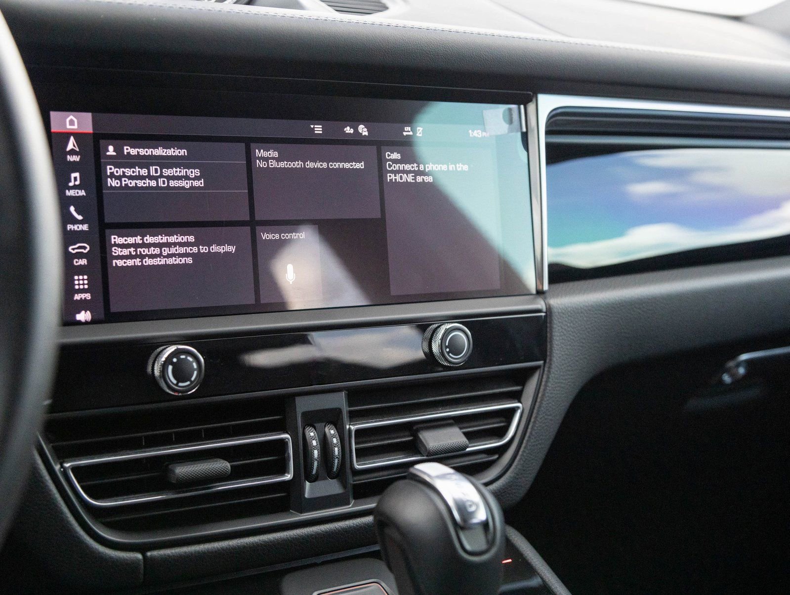 Certified 2025 Porsche Macan image 26