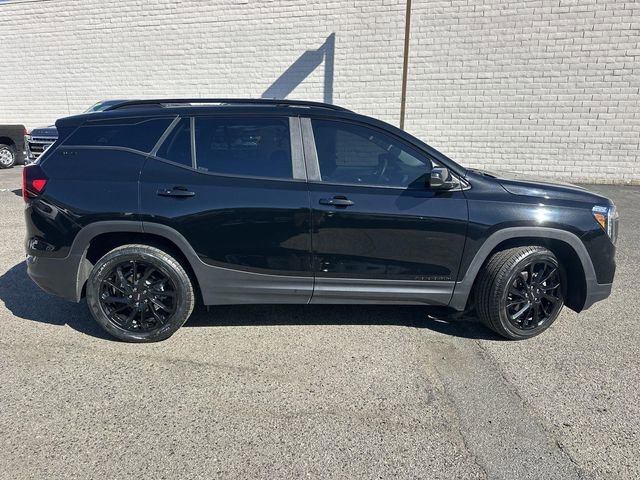 Used 2023 GMC Terrain SLE w/ Driver Convenience Package image 3