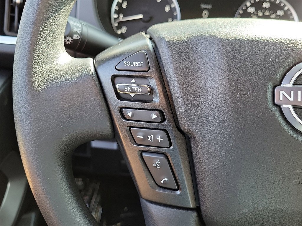 Used 2025 Nissan Frontier SV image 4