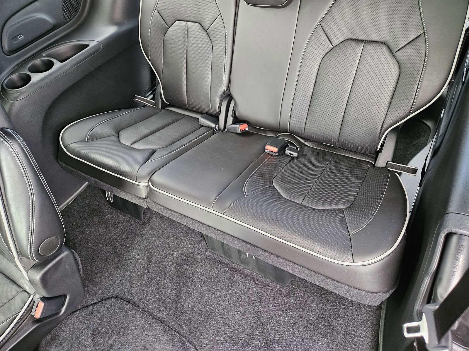 New 2026 Chrysler Pacifica Limited w/ Uconnect Theater Family Group image 28