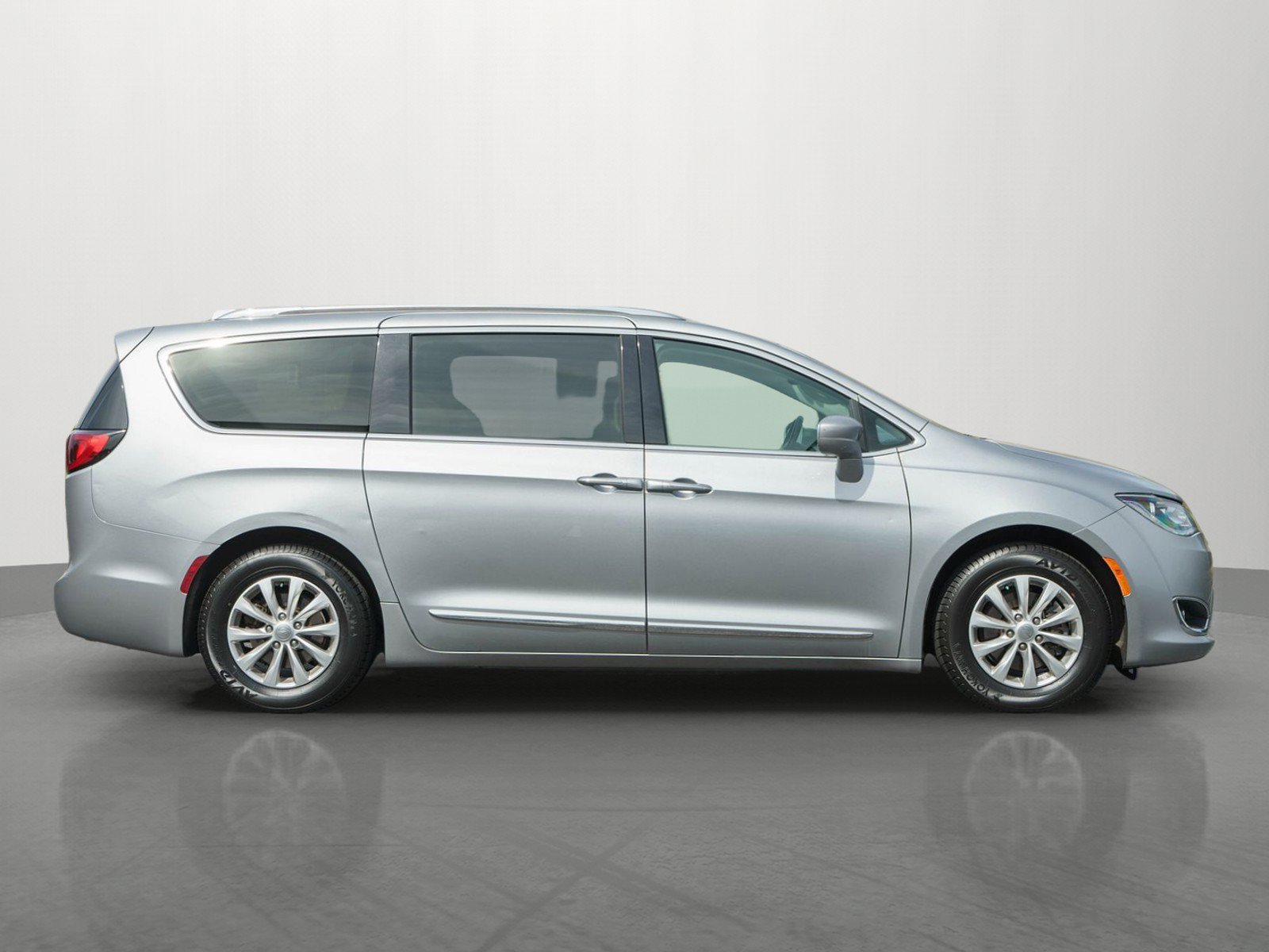 Used 2019 Chrysler Pacifica Touring-L FWD image 8