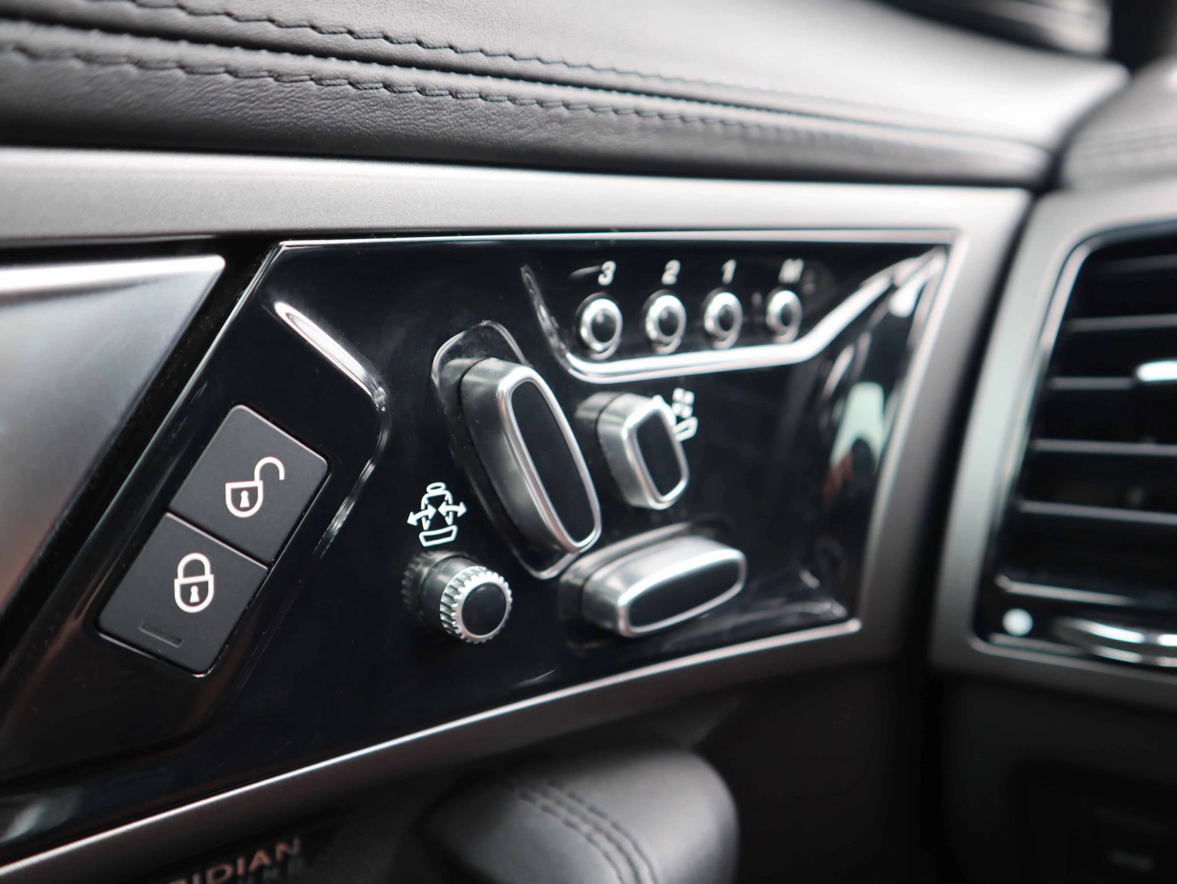 Used 2016 Jaguar F-TYPE Coupe image 15