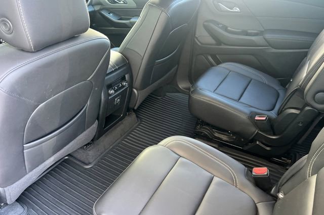Used 2023 Chevrolet Traverse LT image 14