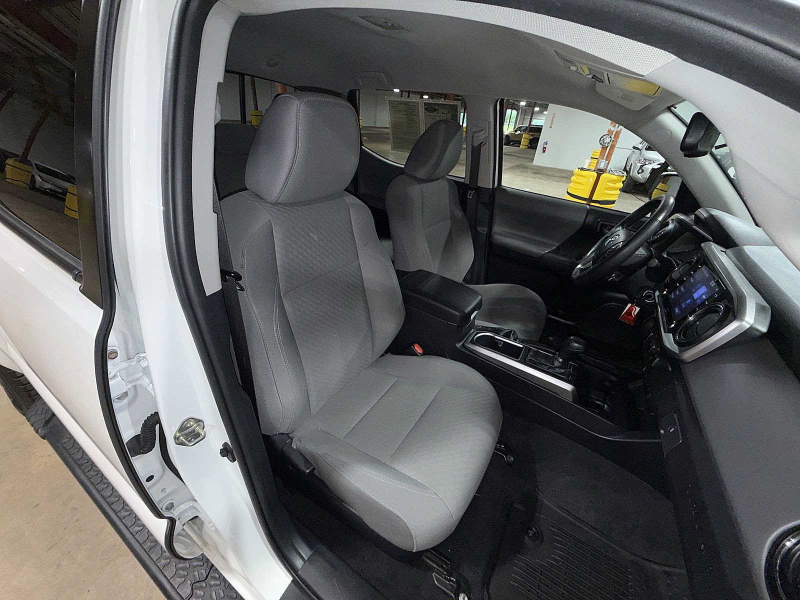Used 2021 Toyota Tacoma SR5 AWD/4WD image 16