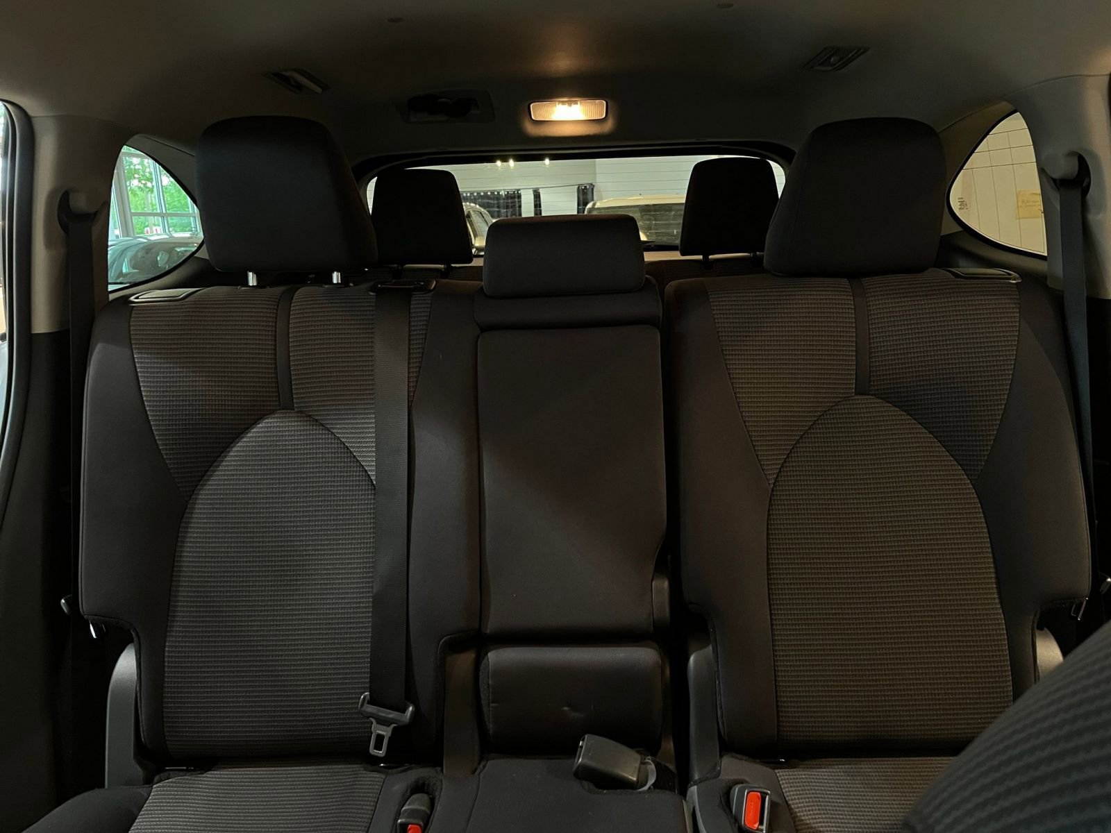 Used 2025 Toyota Highlander LE FWD image 40