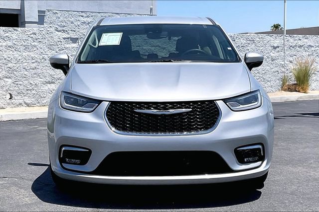 Used 2023 Chrysler Pacifica Touring-L FWD image 2