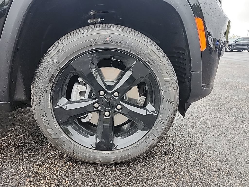 New 2025 Jeep Grand Cherokee L Altitude image 9