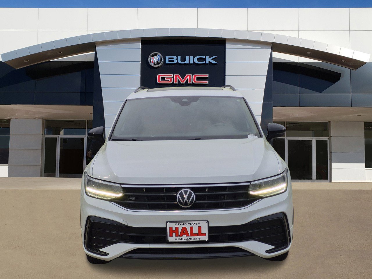 Used 2022 Volkswagen Tiguan SE R-Line image 2