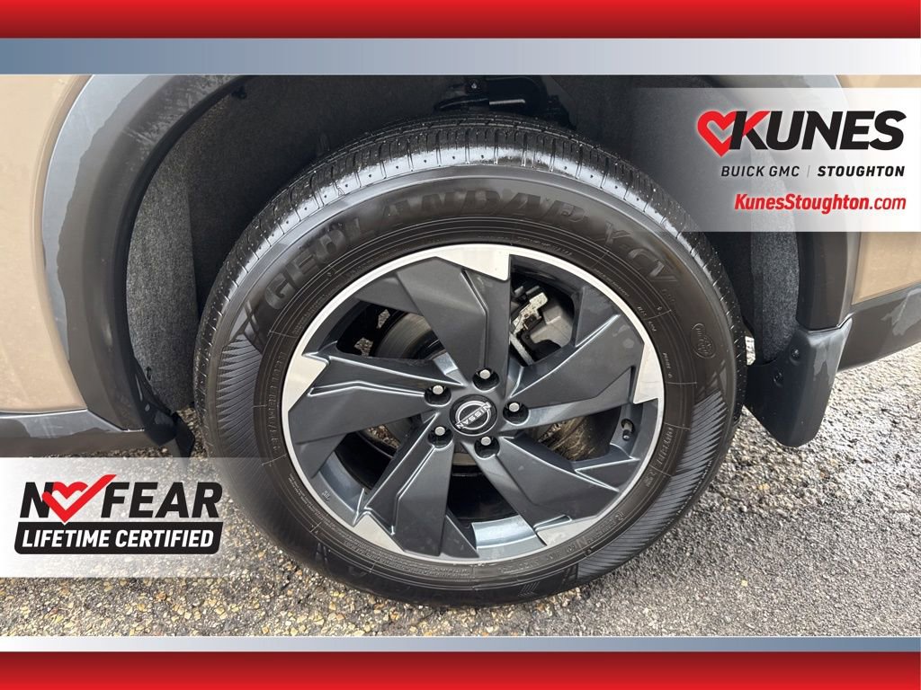 Used 2024 Nissan Rogue SV w/ SV Premium Package image 18