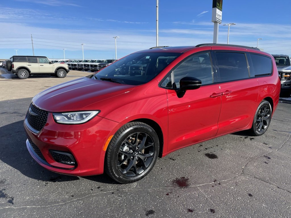 Used 2025 Chrysler Pacifica Limited image 6