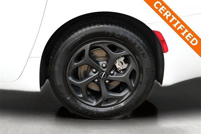 Used 2024 Chrysler Pacifica Select image 9