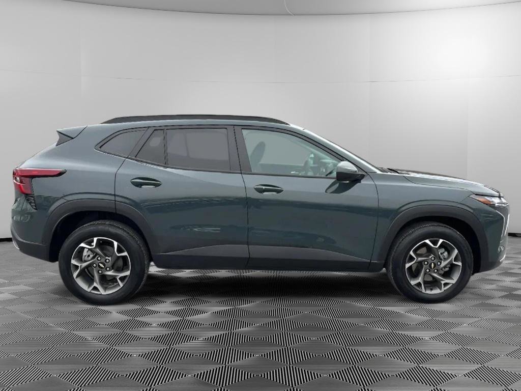 Used 2025 Chevrolet Trax LT w/ Sunroof Package image 6