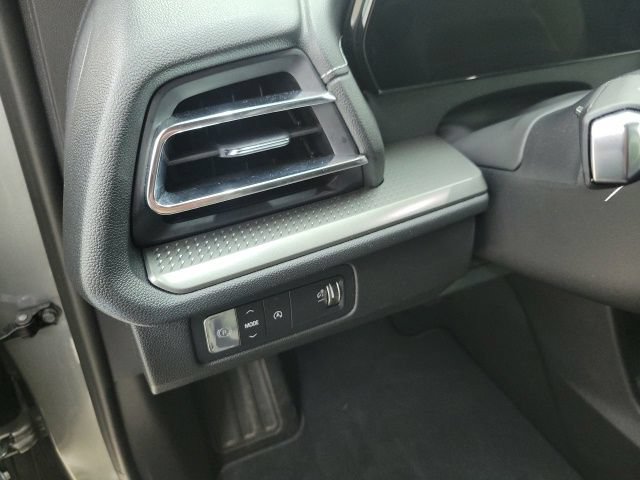Used 2026 Chevrolet Traverse LT w/ Driver Confidence Package FWD image 24